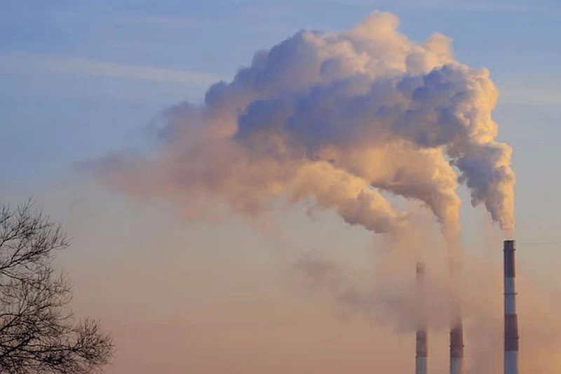 Nowy rekord emisji CO2. 36,8 miliarda ton w 2022 r.